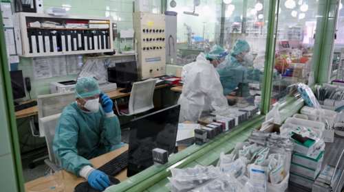 Κωνσταντινοπούλειο: Συνοδός ασθενούς που πέθανε από κορονοϊό προπηλάκισε γιατρό και εργαζόμενους