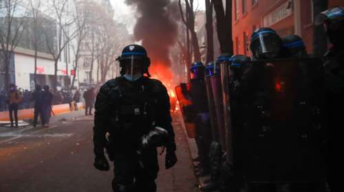 Γαλλία: Περισσότεροι από 60 αστυνομικοί τραυματίστηκαν στις διαδηλώσεις για τα κοινωνικά δικαιώματα