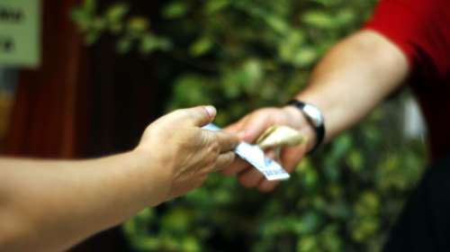 Κύκλωμα εφοριακών στη Βόρεια Ελλάδα - Μείωναν πρόστιμα σε καταστηματάρχες με το &quot;αζημίωτο&quot; [Βίντεο]