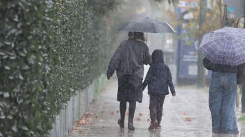 Νέο έκτακτο δελτίο επιδείνωσης καιρού από την ΕΜΥ: Ισχυρή καταιγίδα αυτή την ώρα στην Αθήνα - Πού θα χτυπήσει η κακοκαιρία