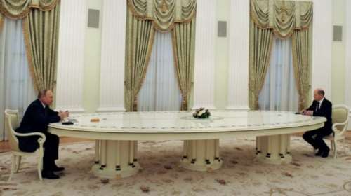 Ο Σολτς αποκαλύπτει το παρασκήνιο από τη συνάντησή του με τον Πούτιν στο μακρύ λευκό τραπέζι: &quot;Περίεργη κατάσταση&quot;