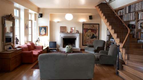 Το κλασικό σπίτι στην Πλάκα που μεταμορφώθηκε σε σύγχονη μεζονέτα [εικόνες]