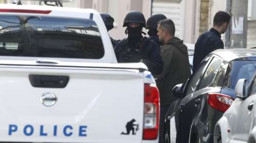 Περιστέρι: Έληξε το θρίλερ - Απομακρύνθηκε ο ταμπουρωμένος άνδρας από το σπίτι του ψυχιάτρου