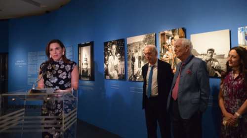 Η Όλγα Κεφαλογιάννη στα εγκαίνια της έκθεσης φωτογραφιών του Robert McCabe στο Μουσείο της Ακρόπολης