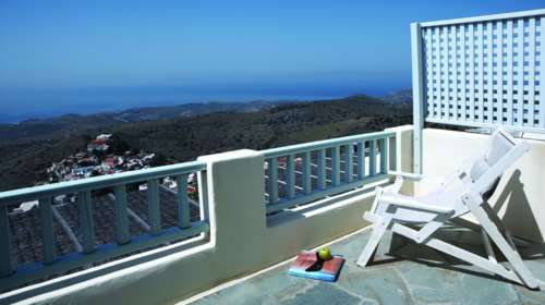 Σπίτι για να αποδράσεις: Το εξοχικό ενός φωτογράφου στη Τζια με την ασύγκριτη θέα