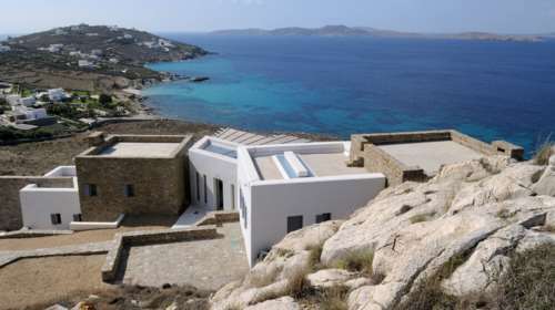 Γεωμετρικές φόρμες: Το εκπληκτικό κυκλαδίτικο σπίτι στη Μύκονο που απογειώνει το φυσικό φως [εικόνες]