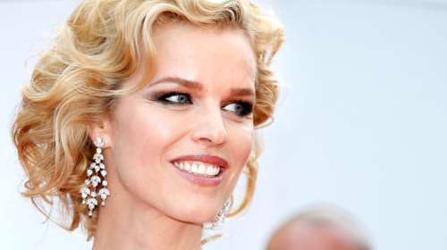 Από τη Σαντορίνη με αγάπη: Η Εύα Χερτζίκοβα με άψογο στιλ στα σοκάκια του νησιού