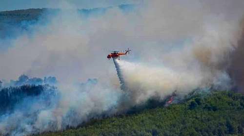 Ανεξέλεγκτη η φωτιά στην Εύβοια: Εκκενώνονται 4 οικισμοί - Μάχη για να προστατευτούν τα σπίτια [εικόνες-βίντεο]