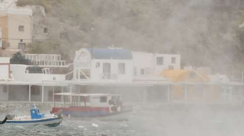 Η κακοκαιρία σφυροκοπά και τη Σαντορίνη: Κατολισθήσεις στο λιμάνι και διακοπές ρεύματος