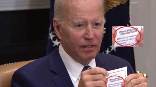 Νέα γκάφα για τον Τζο Μπάιντεν: Έδειξε στην κάμερα σημείωμα με οδηγίες για το τι να κάνει και πώς να κάθεται