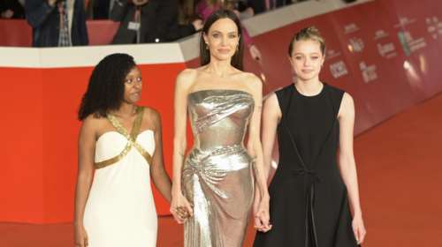 Ξυρισμένο κεφάλι, cropped top και ακουστικά: Το νέο look της Σάιλο Τζολί Πιτ και η ενόχλησή της μπροστά στις κάμερες