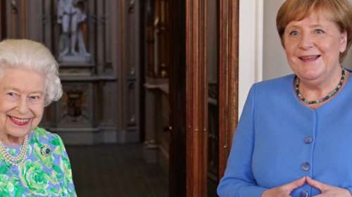 Κυρίαρχη στο διακριτικό &quot;διπλωματικό ντύσιμο&quot; η Ελισάβετ - Η συμβολική καρφίτσα που φόρεσε για να συναντήσει την Μερκελ