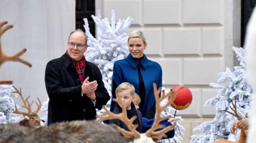 Πριγκίπισσα Σαρλίν: Ultra chic στη χριστουγεννιάτικη κάρτα με κυπαρισσί φόρεμα και βαθύ ντεκολτέ