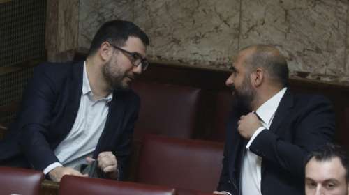 ΣΥΡΙΖΑ: Αυτό είναι το χρώμα του νέου κόμματος της ομάδας Αχτσιόγλου; Τι μαρτυρά το φόντο στα προφίλ στο Facebook