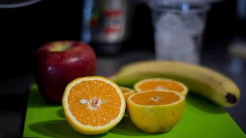 Το βάρος τους σε… χρυσό: Γιατί εκτινάσσονται οι τιμές σε χυμούς φρούτων και σοκολάτες