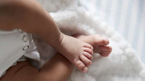 Κως: Ποινική δίωξη για κακούργημα στους δύο 20χρονους γονείς του νεκρού βρέφους - Φιλοξενείται το άλλο παιδί τους