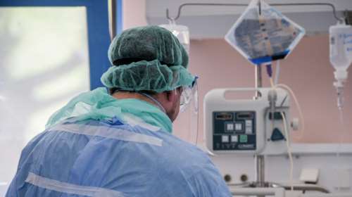 Κορονοϊός: &quot;Θερίζει&quot; σε ηλικιωμένους και γηροκομεία - Ακόμη τέσσερις θάνατοι - 279 οι νεκροί