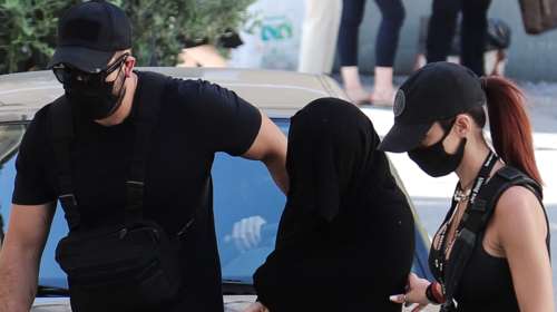 Επίθεση με βιτριόλι: Η 35χρονη πήγε στον ανακριτή ντυμένη στα μαύρα και καλυμμένη με μαντήλι  [εικόνες]