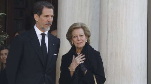 Τα δάκρυα και η αποθέωση της Αννας - Μαρίας έξω από τη Μητρόπολη - Η συγκινητική ιστορία πίσω από το στεφάνι της