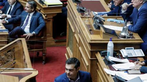 Σκληρή κόντρα Μητσοτάκη - Τσίπρα στη Βουλή: Τα σκάνδαλα, οι συναθροίσεις και η Χούντα