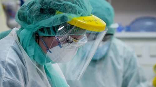Κορονοϊός: Στη ΜΕΘ διασωληνωμένη 27χρονη γιατρός στη Λάρισα