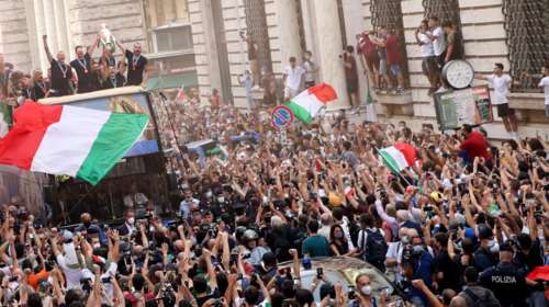 &quot;Χάθηκε η μπάλα&quot; στη Ρώμη: Χιλιάδες αποθέωσαν τους Πρωταθλητές Ευρώπης σε έναν...σύντομο &quot;γύρο του θριάμβου&quot;  [Εικόνες]