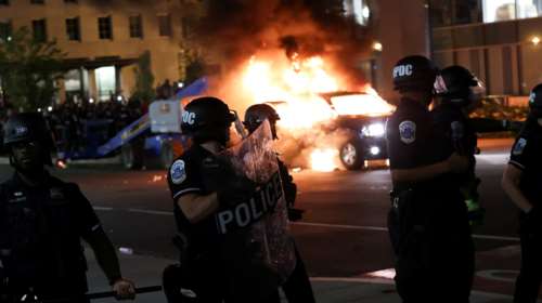 Τζόρτζ Φλόιντ: &quot;Φλέγονται&quot; οι ΗΠΑ από τα επεισόδια - Απαγόρευση κυκλοφορίας σε πολλές μεγάλες πόλεις