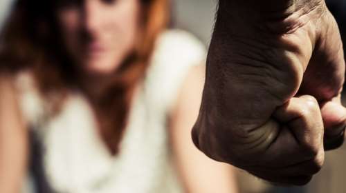 Δίωξη για κακούργημα σε βάρος του γνωστού ποινικολόγου για άγριο ξυλοδαρμό της συζύγου του - Για &quot;πτώση από σκάλα&quot; επιμένει το ζευγάρι