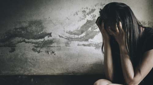 Φρίκη στο Λαύριο: 33χρονος βίαζε τη θετή του κόρη - Εκμεταλλευόταν τις ώρες που έλειπε η μητέρα της ανήλικης