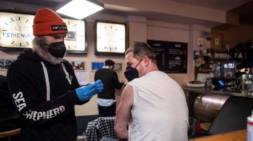 Πρόταση - &quot;βόμβα&quot; από τον πρόεδρο του Παγκόσμιου Ιατρικού Συλλόγου: Υποχρεωτικός εμβολιασμός όλων των Ευρωπαίων