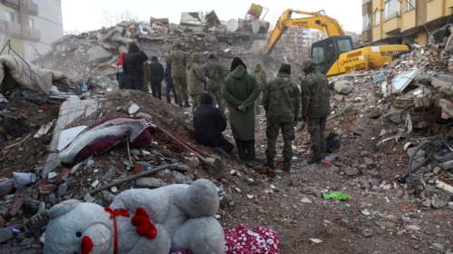 Ξεπέρασαν τους 16.000 οι νεκροί από τον σεισμό σε Τουρκία και Συρία: Σε πάρκινγκ νοσοκομείου στοιβάζουν τα πτώματα