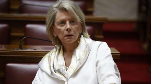 Το σχόλιο της Ακρίτα για τη Ματούλα Ζαμάνη που έβγαλε την μπλούζα της σε συναυλία και την πέταξε στο κοινό