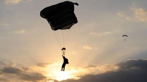 Πρέβεζα: Αλεξιπτωτιστής εγκλωβίστηκε σε δέντρο ύψους 7 μέτρων