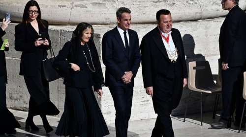 Κηδεία Πάπα Φραγκίσκου: Στην πλατεία του Αγίου Πέτρου ο Κυριάκος Μητσοτάκης με τη σύζυγό του  Μαρέβα Γκραμπόφσκι