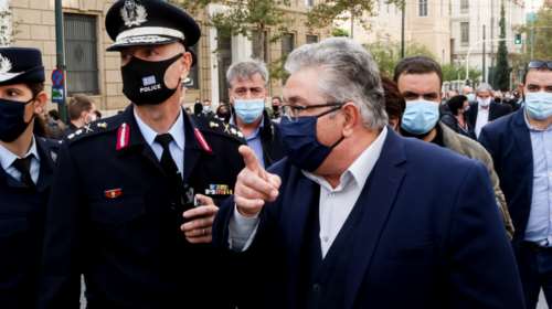 Απίστευτο: Ο Κουτσούμπας ωρύεται στους αστυνομικούς - &quot;Εσείς κολλάτε κορονοϊό&quot; [Βίντεο]