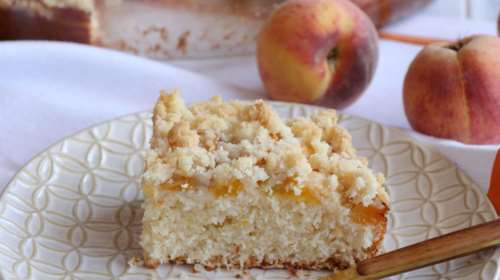 Τέλειο καλοκαιρινό crumble κέικ με καρύδα και ροδάκινα - Θα ξετρελαθείτε