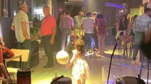 Λέσβος: Απίστευτο κορονοπάρτι σε κλειστό μπαρ με πολιτικούς και υγειονομικούς, δίπλα στο αστυνομικό τμήμα [εικόνες - βίντεο]