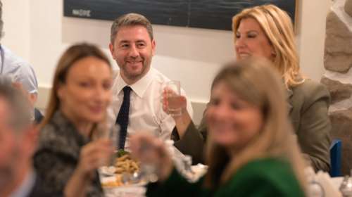 Ανδρουλάκης και βουλευτές του ΠΑΣΟΚ σε ψαροταβέρνα στην Καισαριανή μετά τη συζήτηση για τον προϋπολογισμό [εικόνες]