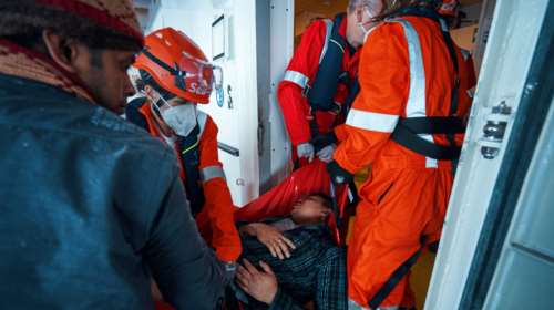 Ιταλία: Το Sea-Eye 4 αναμένει άδεια να αποβιβάσει 415 μετανάστες που διέσωσε στη Σικελία [βίντεο]