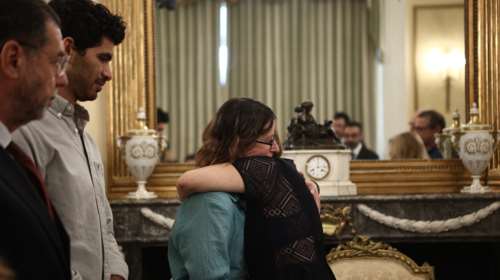 Η θερμή αγκαλιά της Κατερίνας Σακελλαροπούλου στη μητέρα ομήρου της Χαμάς- Συνάντηση με τους συγγενείς στο Προεδρικό