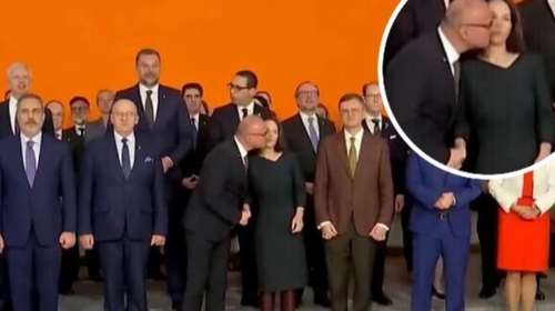 Ανάρμοστο: Η στιγμή αμηχανίας όταν ο υπουργός Εξωτερικών της Κροατίας φίλησε τη Γερμανίδα ομόλογό του Αναλένα Μπέρμποκ