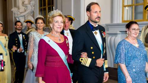 Εκθαμβωτική στο royal dinner της Σουηδίας η Άννα Μαρία: Η τιάρα με τη μεγάλη ιστορία, τα κοσμήματα και το burgundy φόρεμα