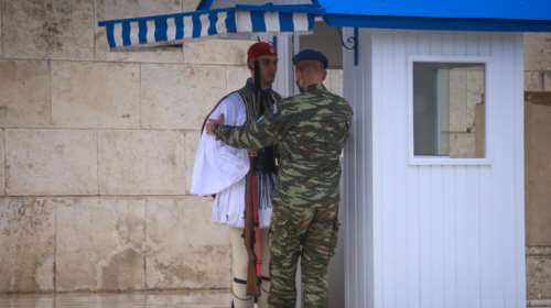 Μεθυσμένος πρώην ΟΥΚας προσπάθησε να πάρει το όπλο Εύζωνα στην Ηρώδου Αττικού