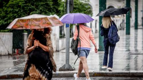 Από τη μία ήλιος και από την άλλη βροχές σήμερα - Η προειδοποίηση για τις 3 περιοχές που θα &quot;χτυπήσει&quot; η κακοκαιρία