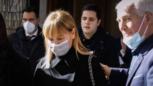 Κηδεία Αιμίλιου Ζαχαρέα: Συγκινημένη η κόρη του Μάρα, στο τελευταίο αντίο - Ποιοι έδωσαν το παρών [εικόνες]