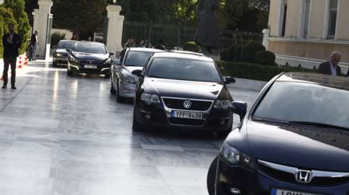 Βουλή: Νέα αυτοκίνητα για τους βουλευτές - Ποια προτίμησαν οι πολιτικοί αρχηγοί - Πλειοψηφία τα πετρελαιοκίνητα [βίντεο]