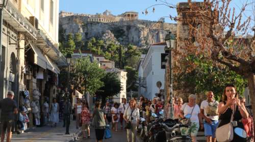 Μπορούν να λειτουργούν διαμερίσματα Airbnb στην Πλάκα;- Απάντηση θα δώσει το ΣτΕ