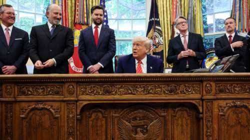 Ο Τραμπ ανακοίνωσε εμπορική συμφωνία &quot;τομή&quot; ΗΠΑ και Βρετανίας - Τι προβλέπεται για τους δασμούς