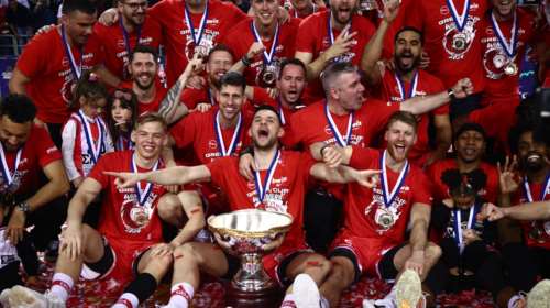 Η απονομή της κούπας στον Ολυμπιακό [Βίντεο, εικόνες]