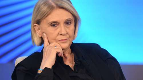 Χαμός με τη δήλωση της Βούλτεψη για την ακρίβεια και τις διακοπές: Μπορούν να πάνε στο χωριό αντί για τα νησιά